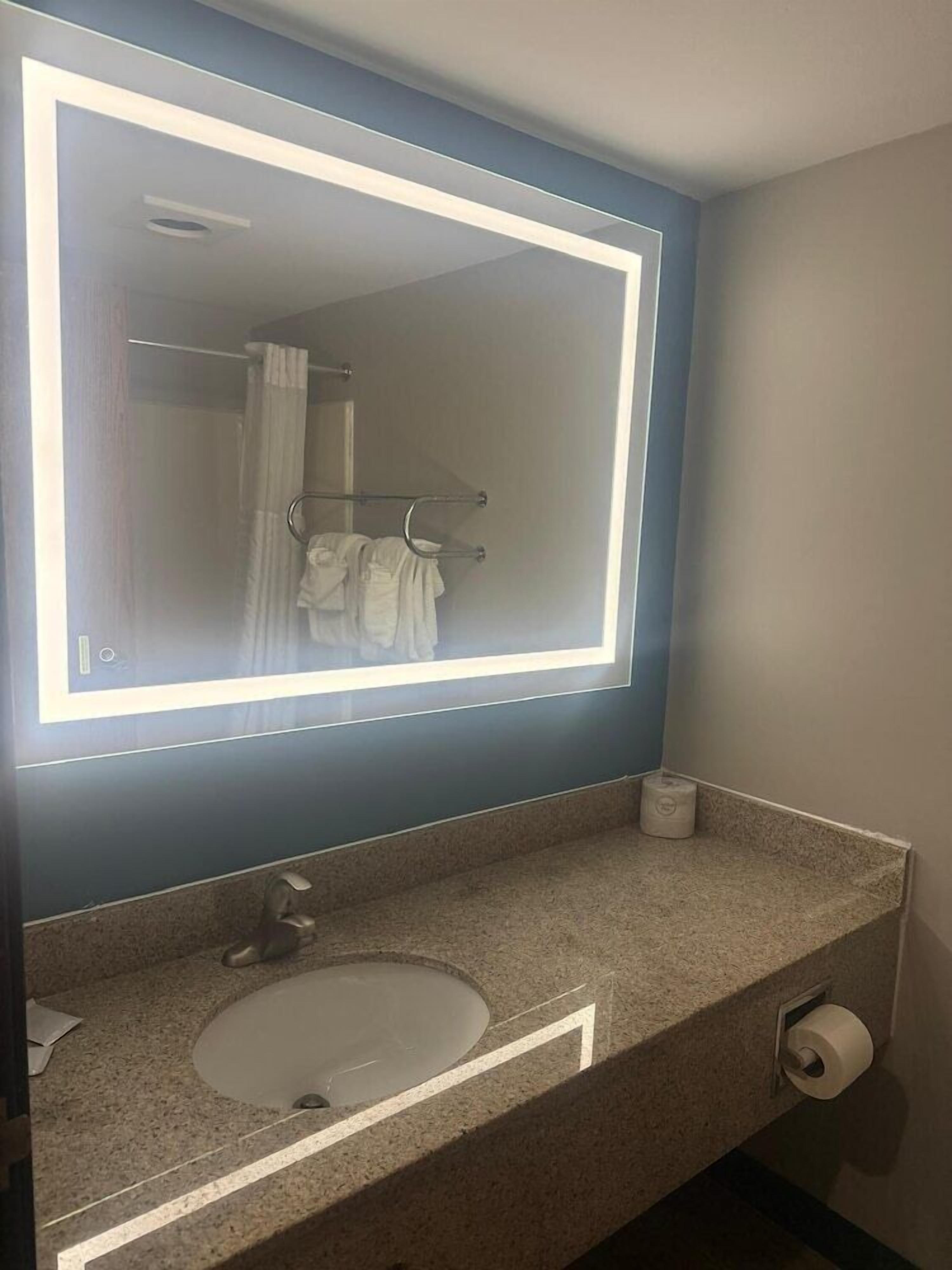 Bathroom | Combined shower/tub, rainfall showerhead, free toiletries, hair dryer