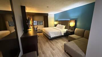 Edredón, caja de seguridad en la habitación y escritorio