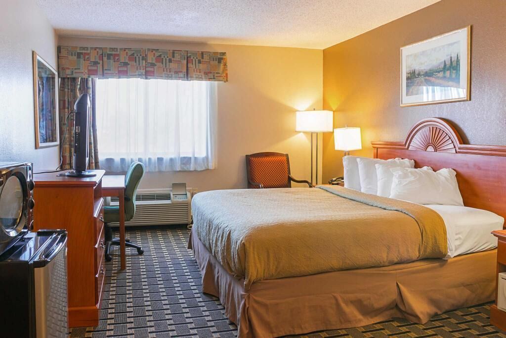 Down comforters, in-room safe, desk, laptop workspace