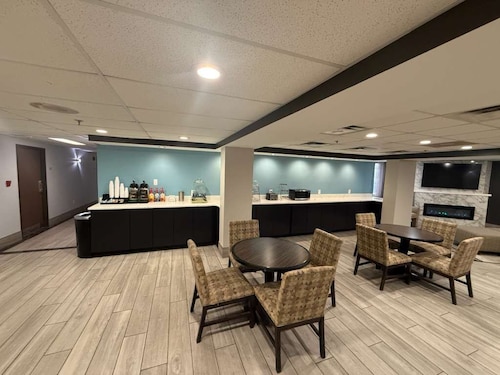 Quality Inn & Suites Detroit Metro Airport