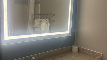 Kombinert dusj/badekar, regndusjhode og toalettartikler (inkludert)