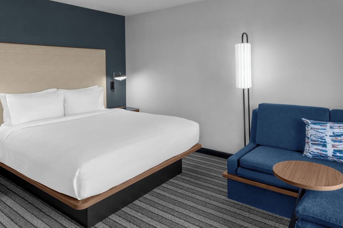 Premium bedding, desk, iron/ironing board, WiFi (free)