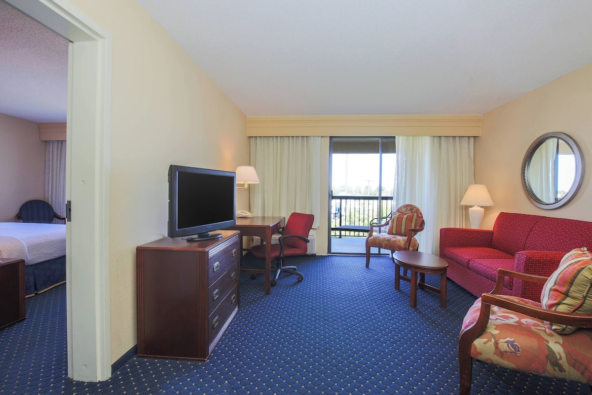 Suite, 1 Bedroom, Balcony | Premium bedding, desk, iron/ironing board, WiFi (free)