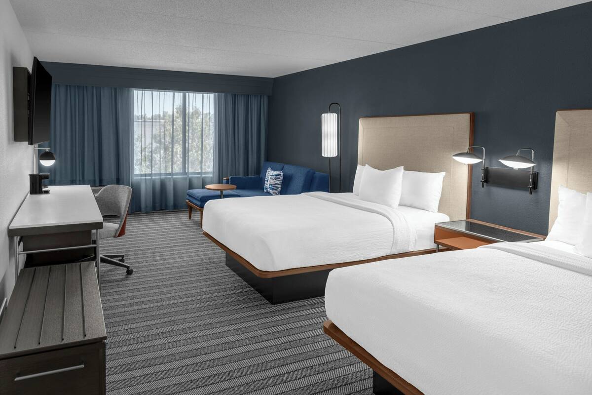 Premium bedding, desk, iron/ironing board, WiFi (free)