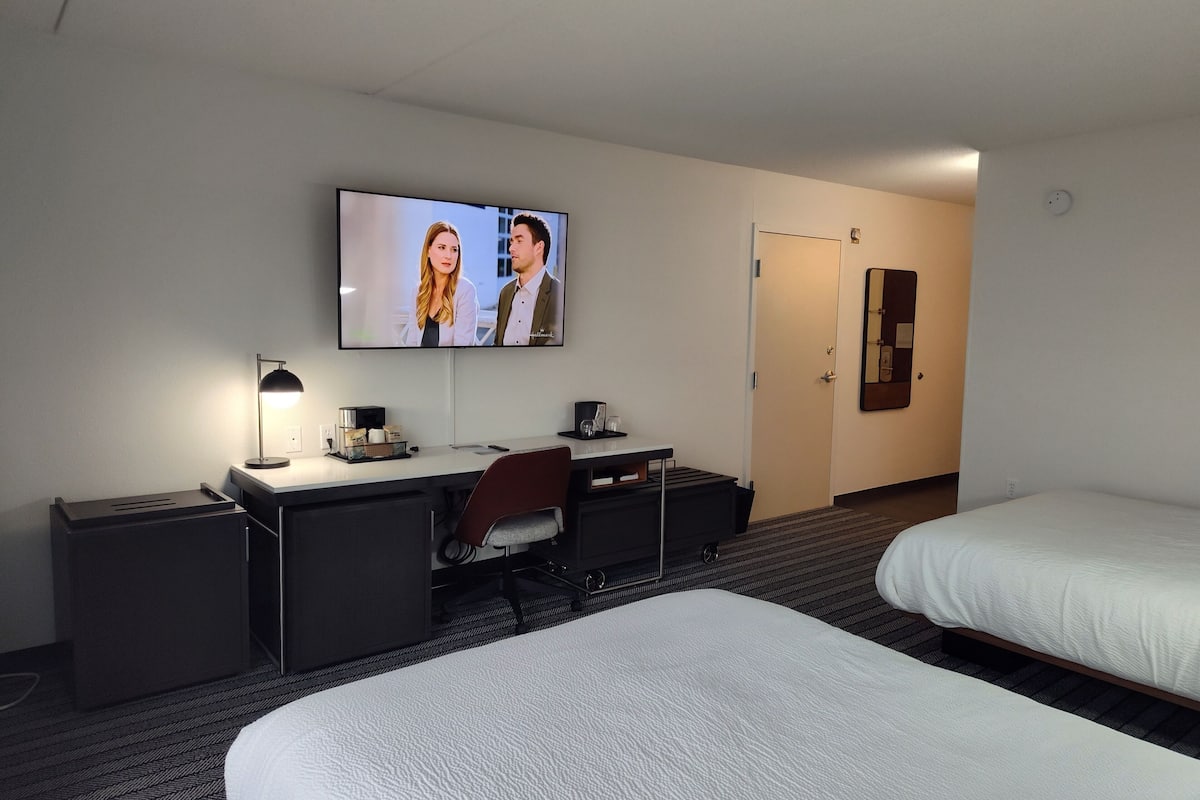 Premium bedding, desk, iron/ironing board, free WiFi