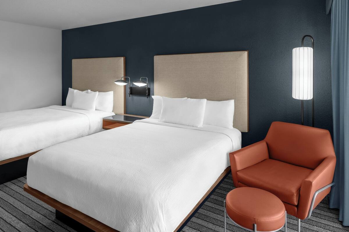 Premium bedding, desk, iron/ironing board, WiFi (free)