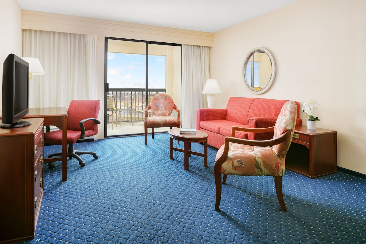 Executive Suite, 1 Bedroom, Non Smoking, Corner | 1 bedroom, premium bedding, desk, iron/ironing board