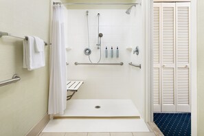 Amenidades de baño gratuitas, secadora de cabello, toallas