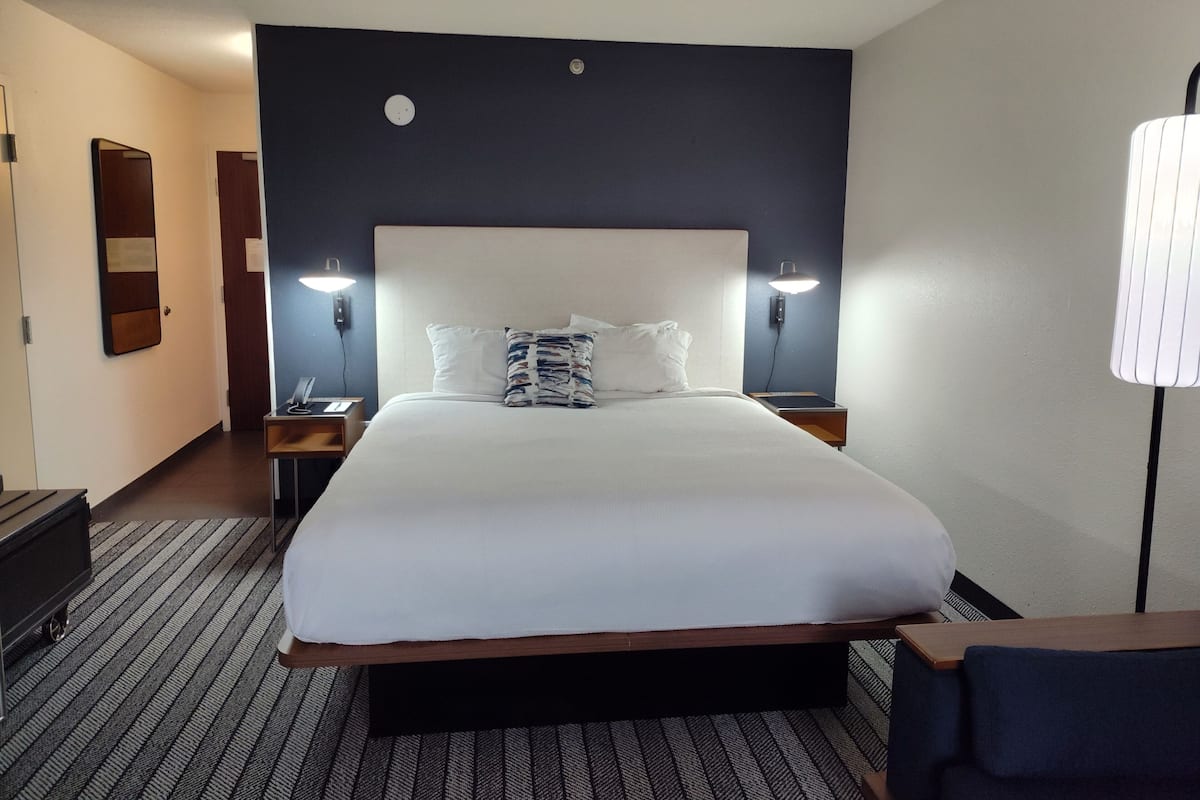 Premium bedding, desk, iron/ironing board, free WiFi
