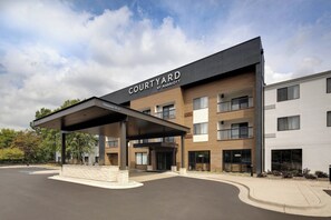 Exterior - Courtyard by Marriott Grand Rapids Airport (Grand Rapids)