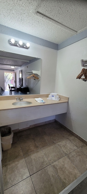 Standardzimmer, 1 King-Bett, Nichtraucher | Badezimmer | Duschwanne, Hydromassagedusche, Handtücher