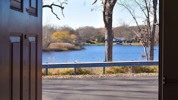 Escriptori, espai de treball apte per a portàtils i wifi gratuïta