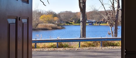 مكتب ومساحة عمل للكمبيوتر المحمول وواي فاي مجانًا وملاءات أسرّة