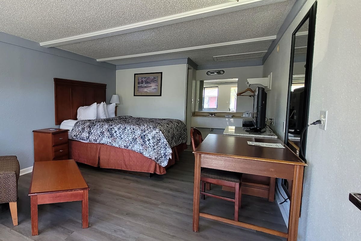 Standard Room, 1 King Bed, Non Smoking | Desk, laptop workspace, free WiFi, bed sheets