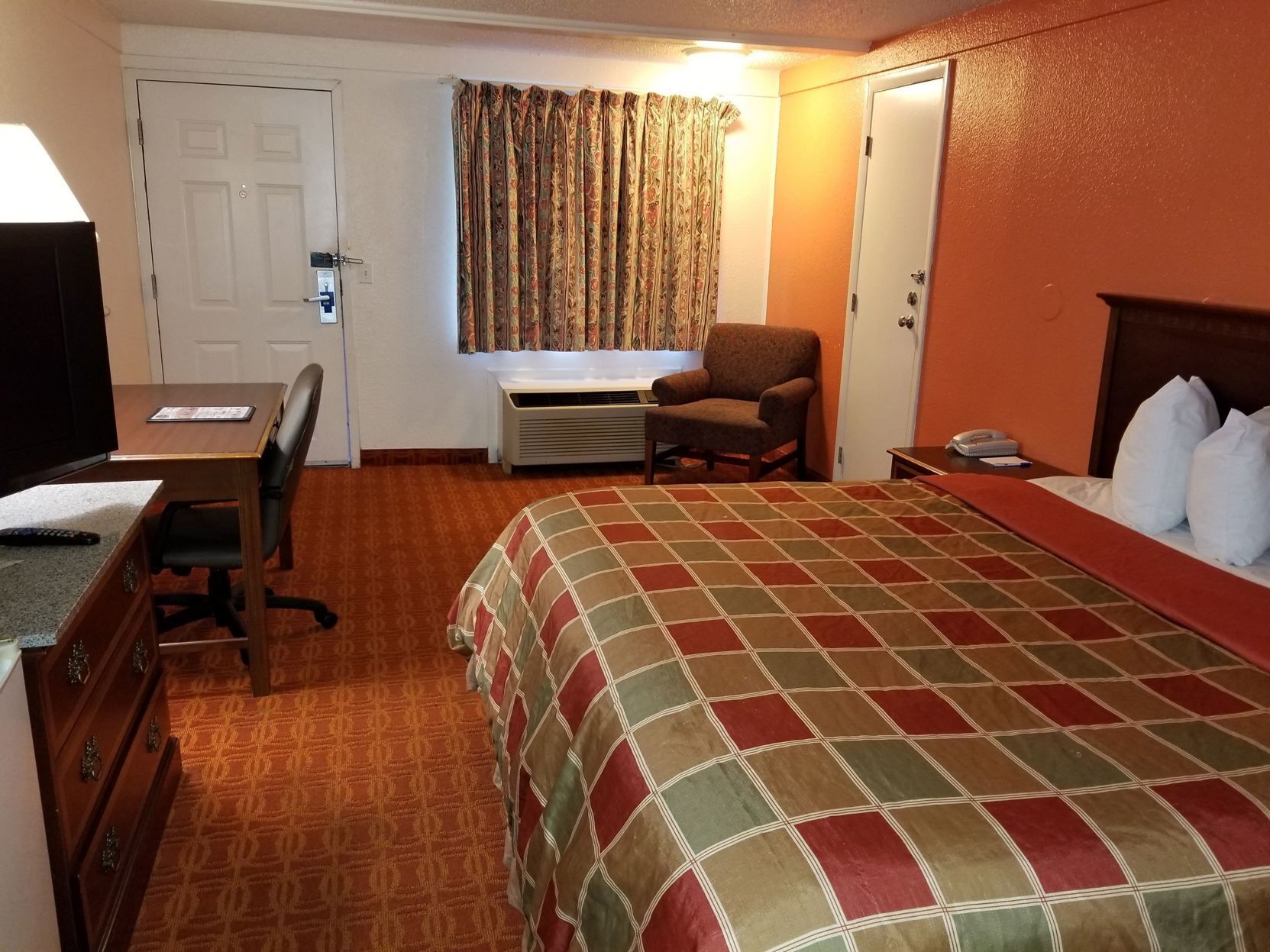 Desk, laptop workspace, free WiFi, bed sheets