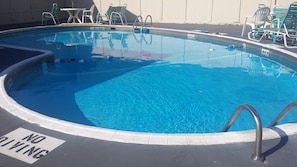 Una piscina al aire libre de temporada