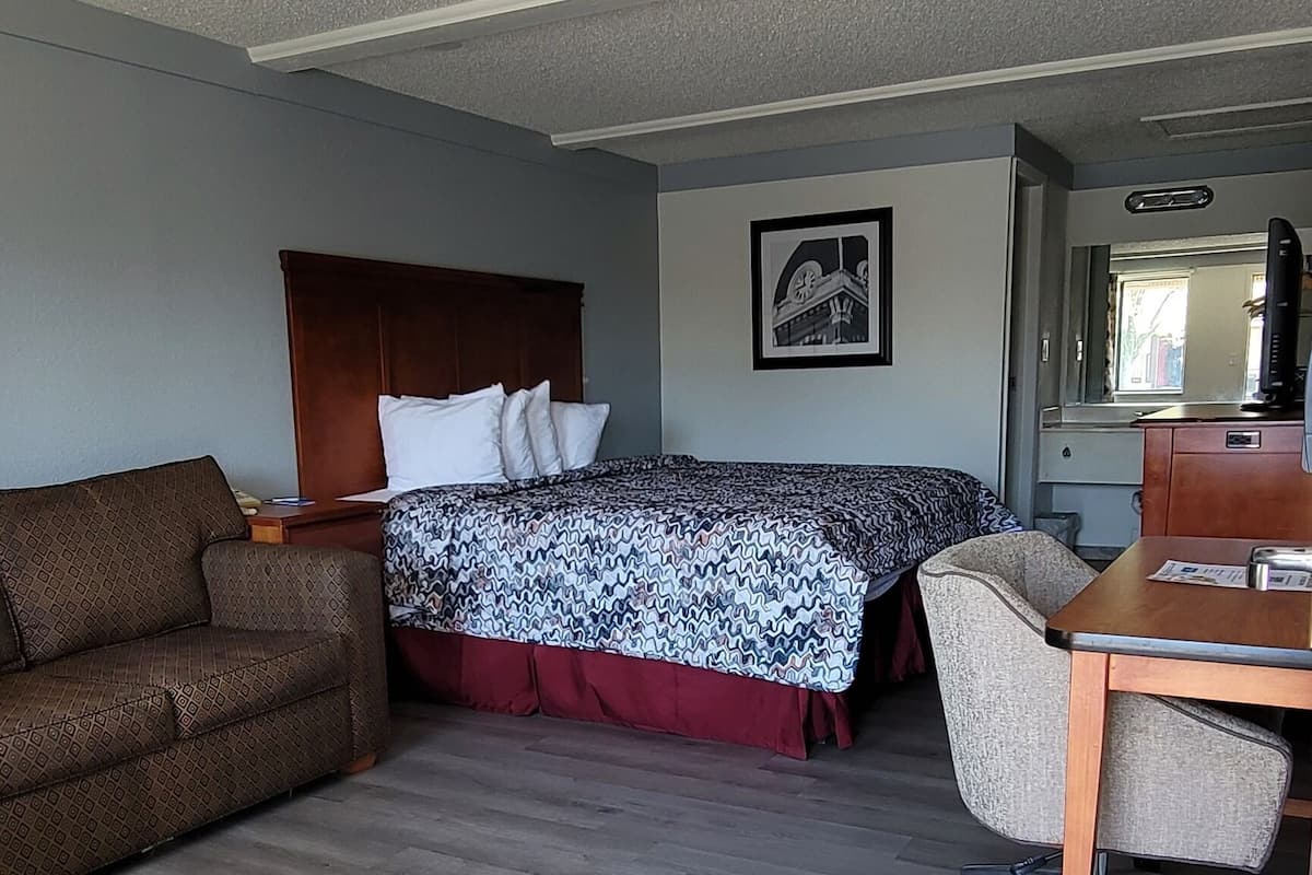 Standard Room, 1 King Bed, Accessible, Non Smoking | Desk, laptop workspace, free WiFi, bed sheets