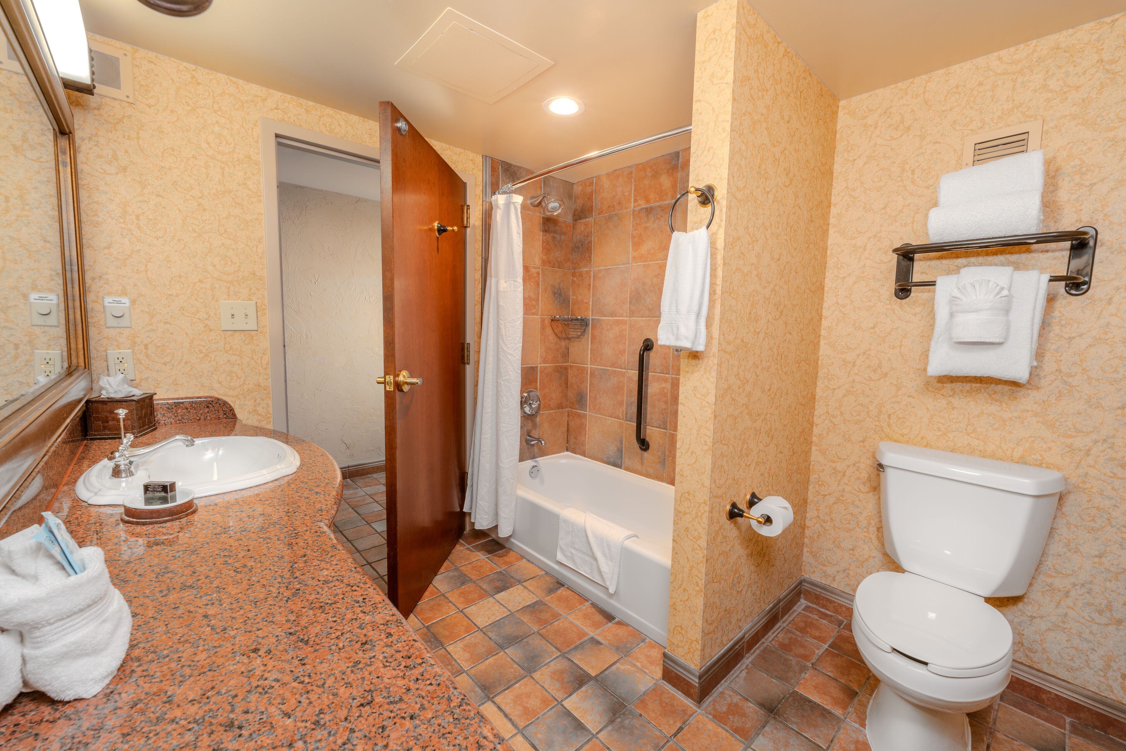 Een badkamer met een wastafel, toilet en douche.