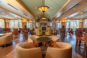 2 bars/lounges, cocktail bar