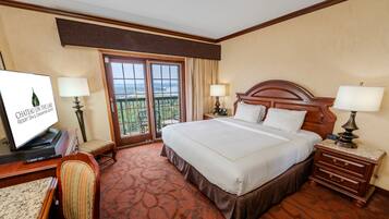 Ropa de cama de alta calidad y caja de seguridad en la habitación