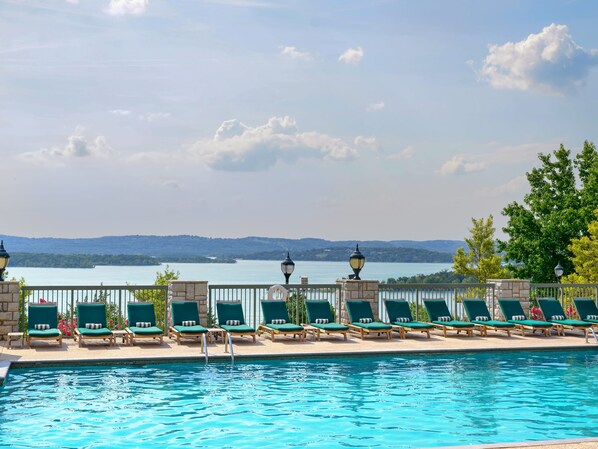 Piscine intérieure, piscine extérieure, chaises longues