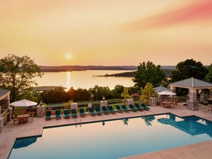 Indoor pool, seasonal outdoor pool, sun loungers - Chateau On The Lake Resort Spa and Convention Center (Branson)