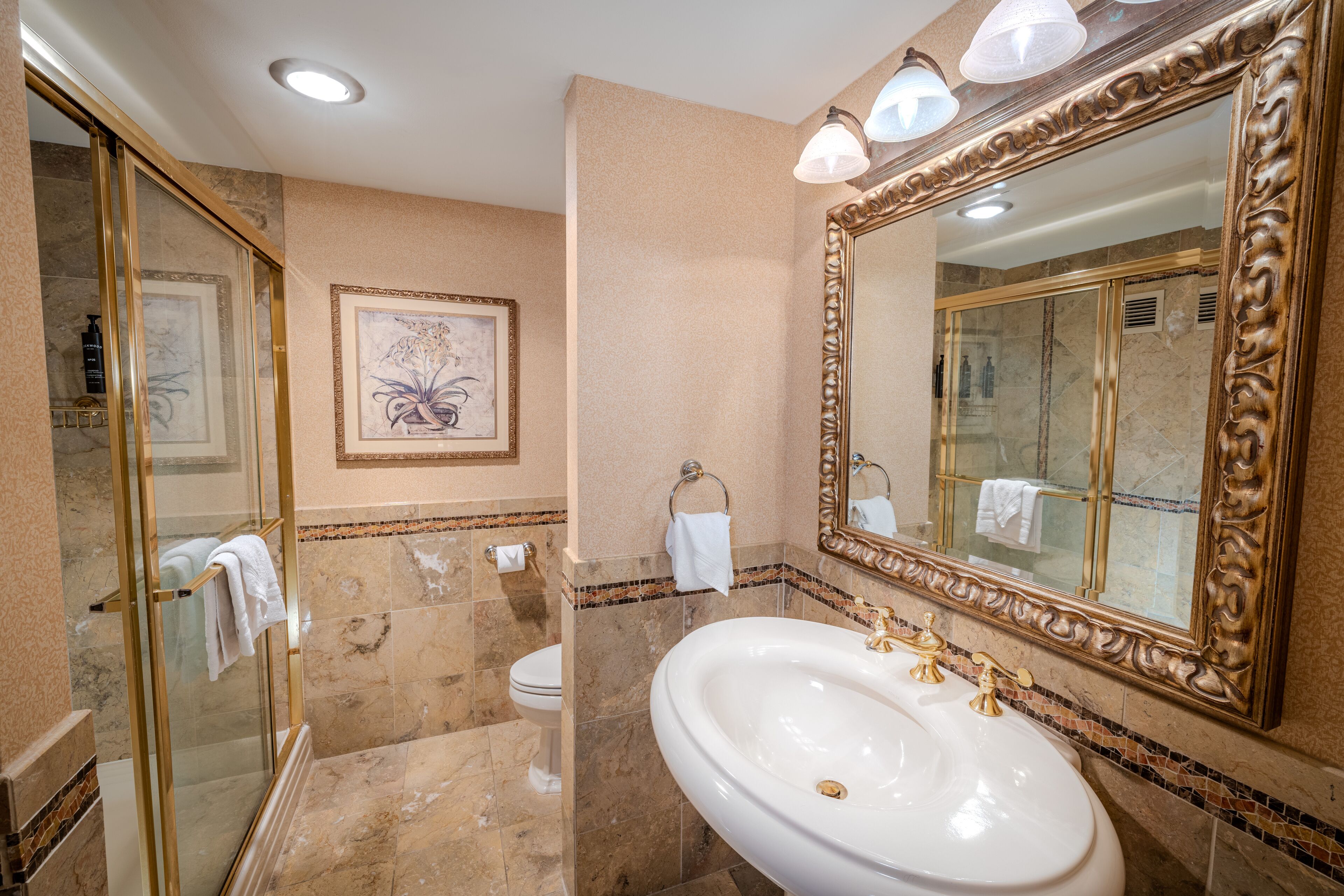 Un bagno con uno specchio grande, un lavandino e una doccia.