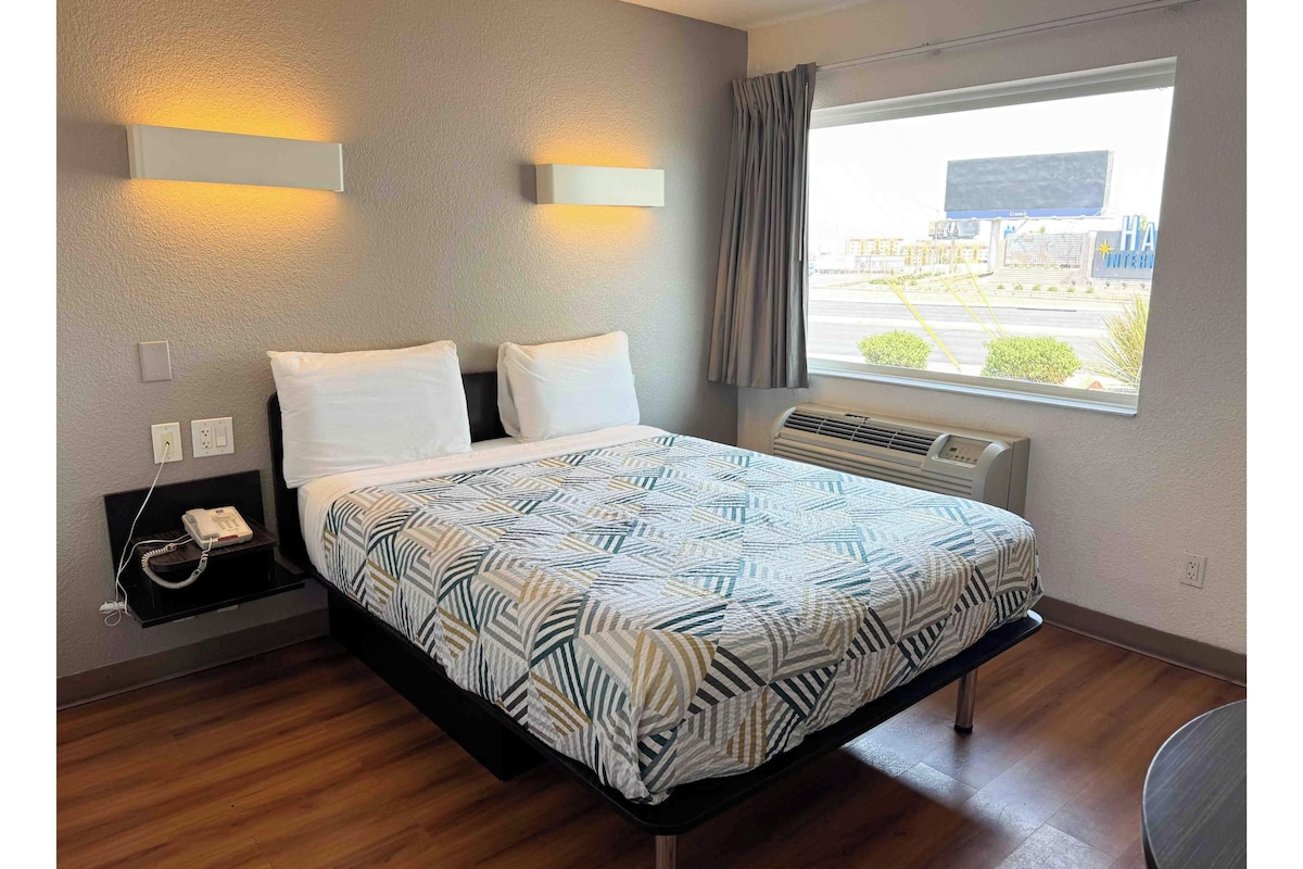 Deluxe Room, 1 King Bed, Non Smoking, Kitchenette | WiFi (free), bed sheets