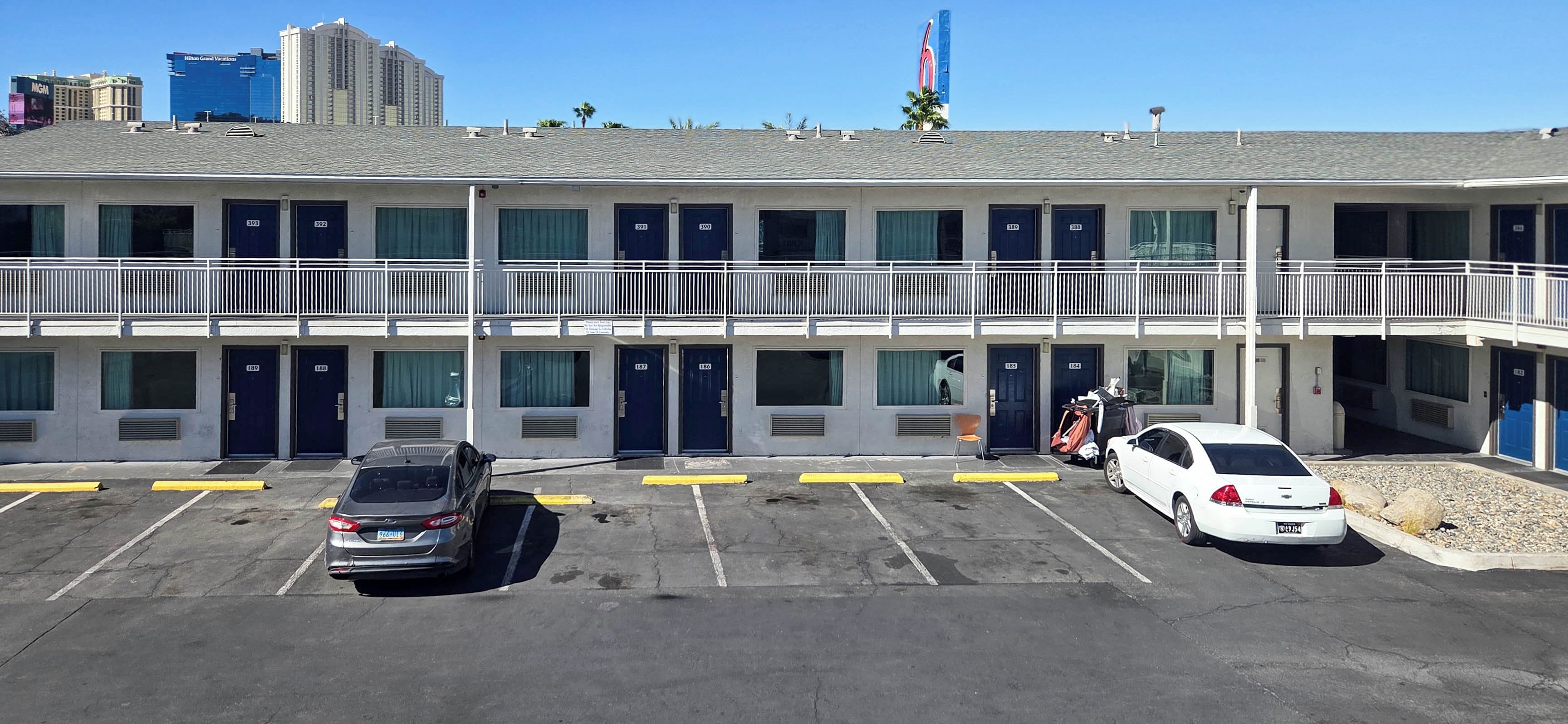 Un motel composé d’un bâtiment à deux étages, de plusieurs chambres et d’un parking pouvant accueillir deux voitures.