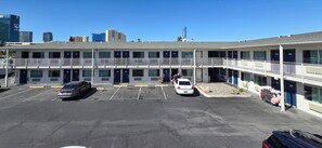 Un motel à plusieurs étages, doté d’un parking, d’une galerie couverte et offrant une vue sur les gratte-ciel de la ville.