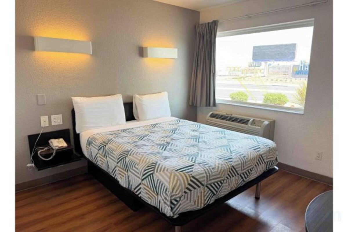 WiFi (free), bed sheets