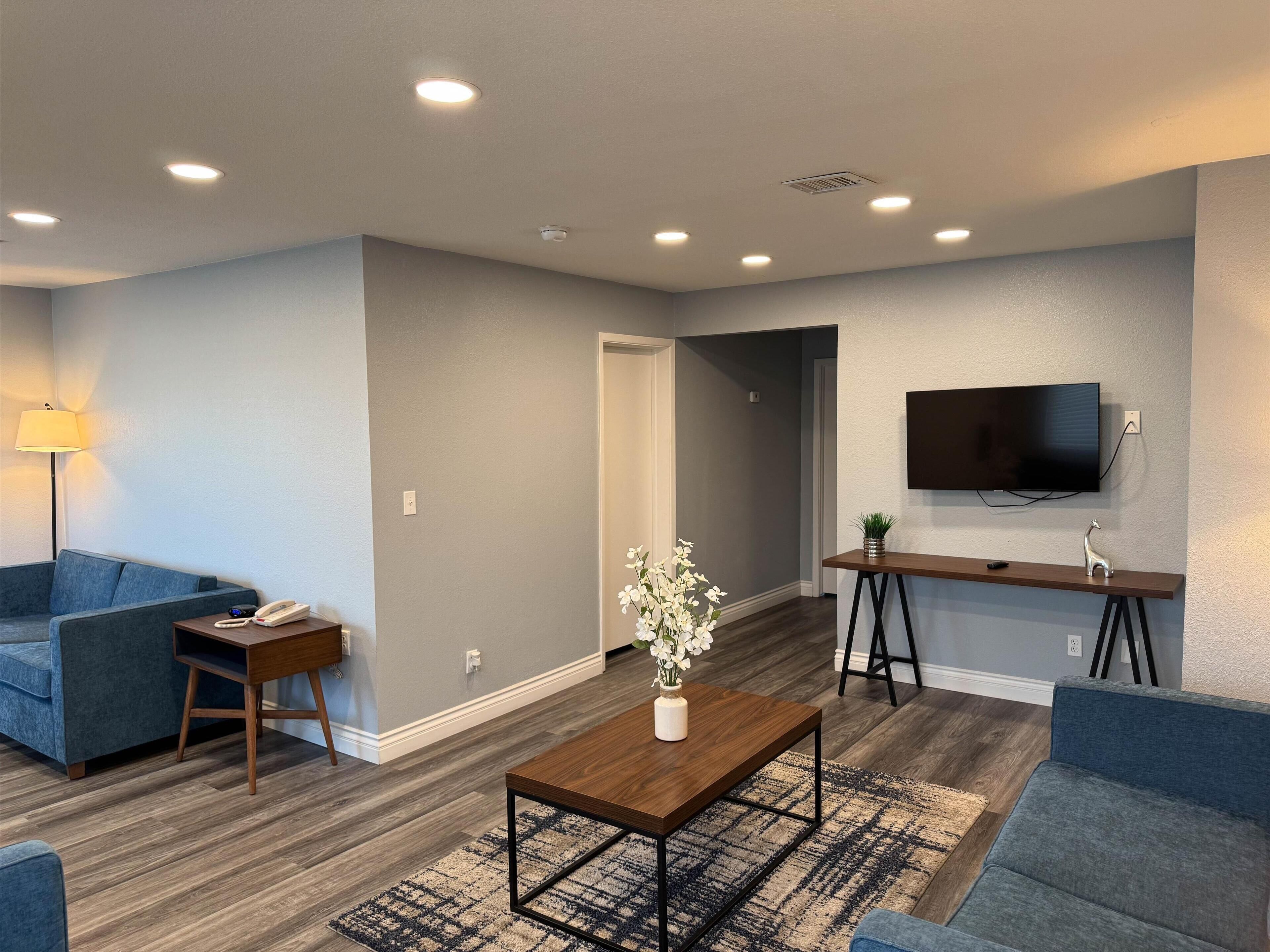 Deluxe Room, 1 King Bed, Non Smoking, Kitchenette | Room amenity