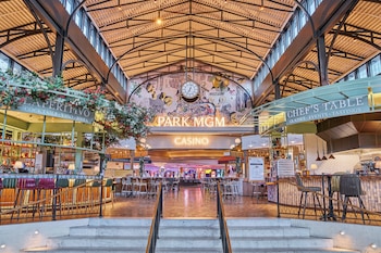 11 restaurants, breakfast, lunch, dinner served; French cuisine at Park MGM Las Vegas