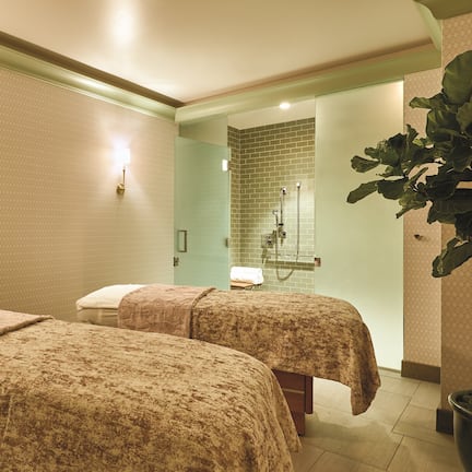 Salas de tratamiento para parejas, sauna y tina de hidromasaje