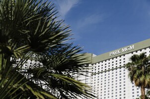Ein Gebäude mit dem Schild 'PARK MGM' auf dem Dach.