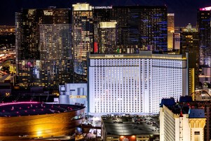 Paesaggio urbano con edifici importanti, tra cui il Cosmopolitan e il Park MGM.