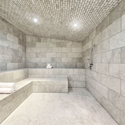 Salas de tratamiento para parejas, sauna y tina de hidromasaje