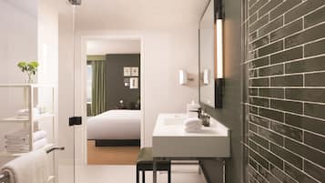 Suite (Skylark Suite) | Salle de bain | Douche, articles de toilette écologiques, sèche-cheveux