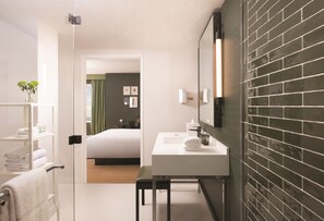 Suite (Skylark Suite) | Badkamer | Een douche,  milieuvriendelijk toiletgerief, een haardroger, handdoeken