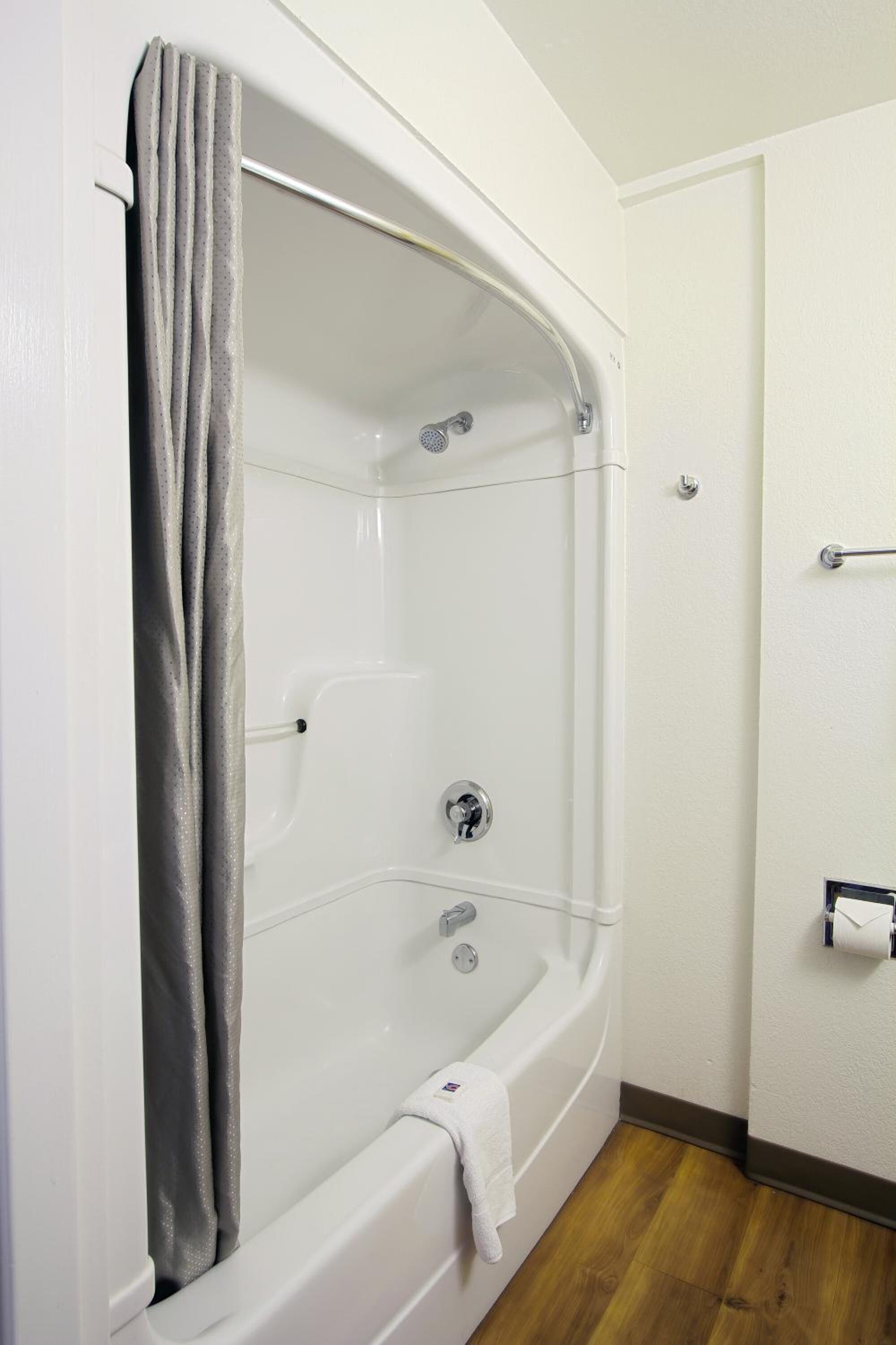 Combined shower/tub, towels