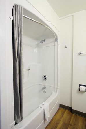 Combined shower/bathtub, towels