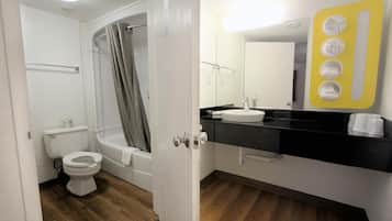 Ensemble baignoire-douche, serviettes fournies