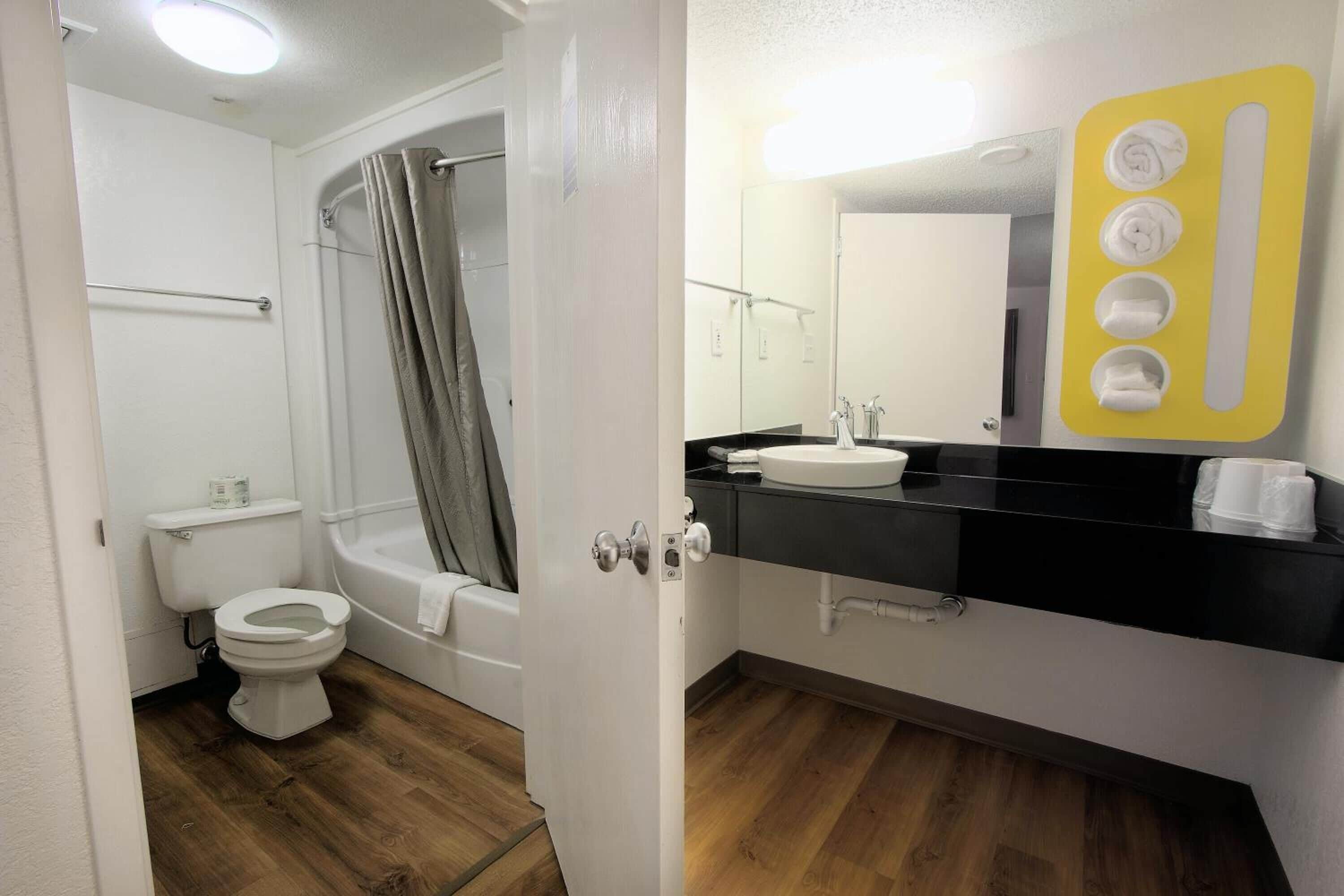 Kombinert dusj/badekar og håndklær