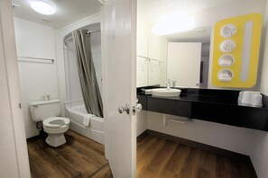 Combined shower/bathtub, towels