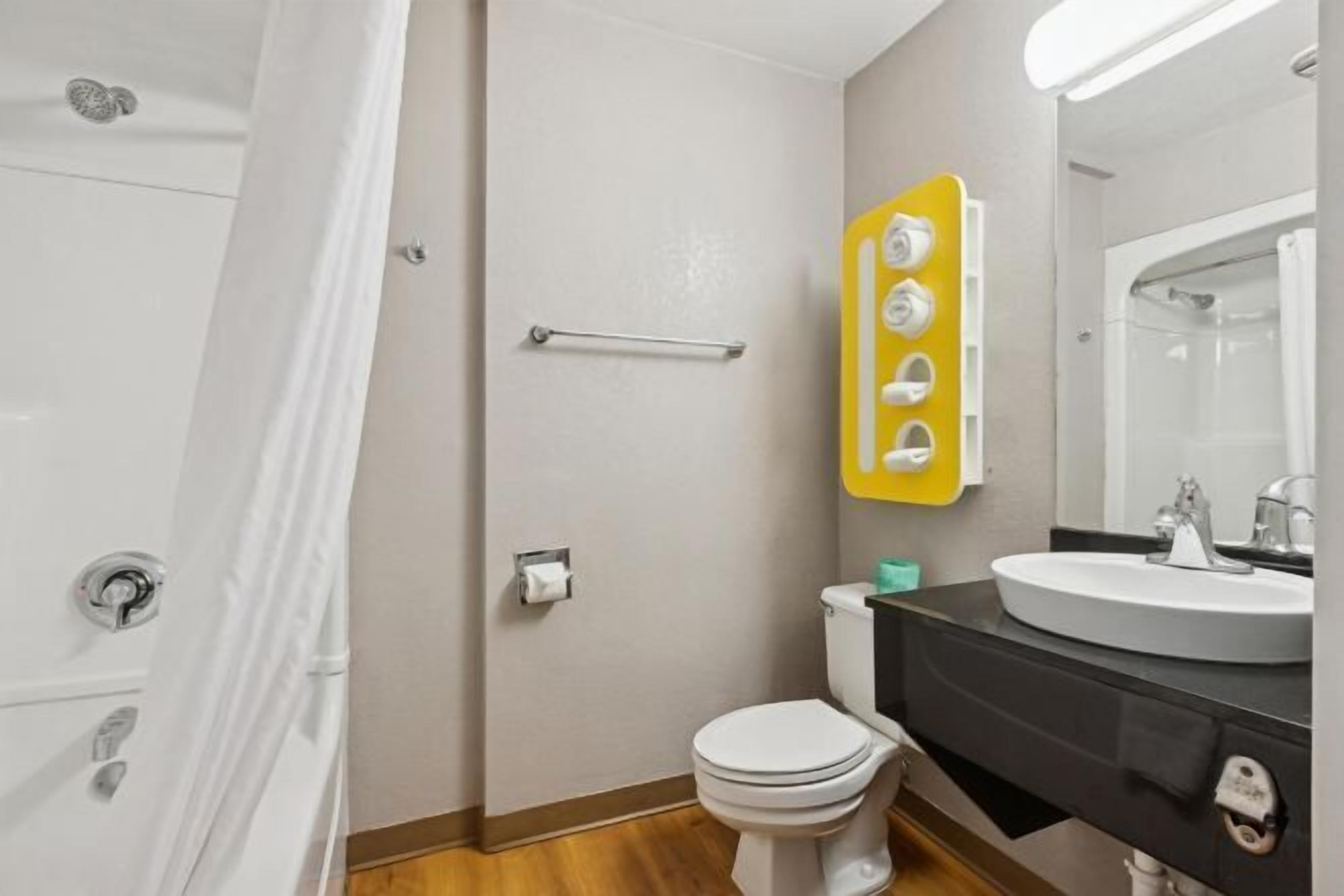 Combined shower/bathtub, towels