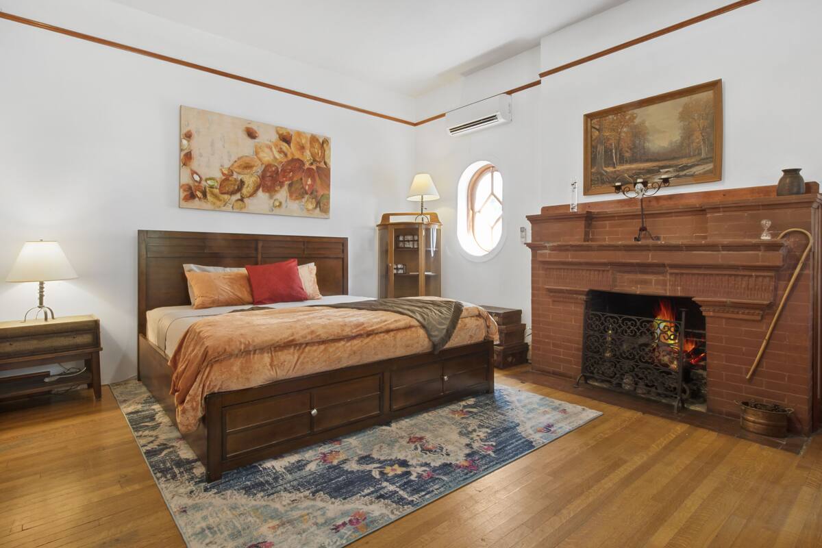 Camera Grand, 1 letto king | Biancheria da letto di alta qualità, copriletto in piuma, una scrivania