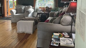 Lobby sitting area - El Cuervo ABQ (Albuquerque)