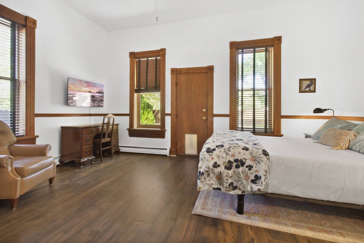 Standard Room, 1 Queen Bed | 2 bedrooms, premium bedding, down duvets, individually decorated