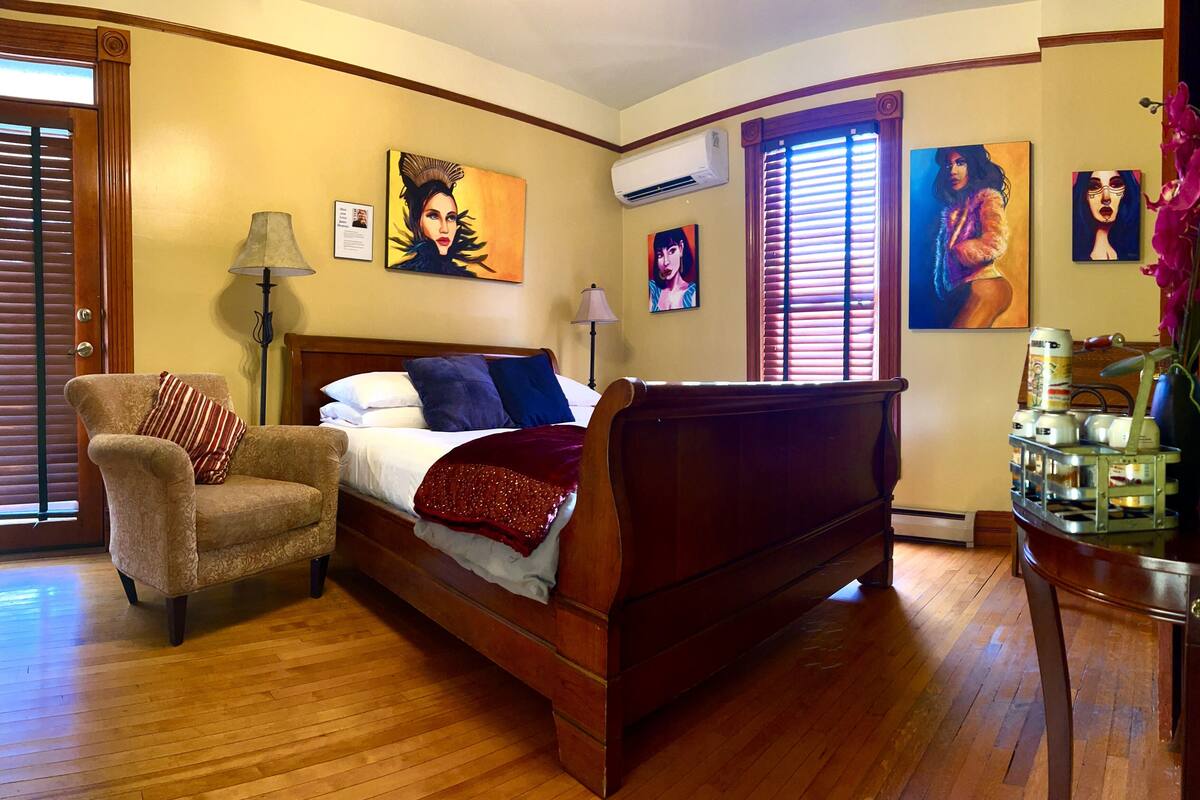 Camera City, 1 letto queen | Biancheria da letto di alta qualità, copriletto in piuma, una scrivania