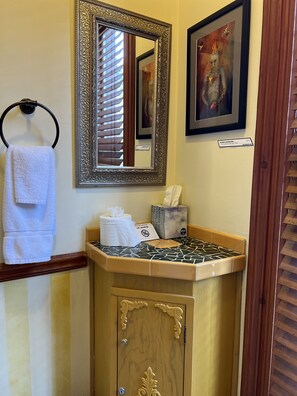 Kamar Desain, 1 Tempat Tidur King | Kamar mandi | Shower, perlengkapan mandi gratis, pengering rambut, dan handuk